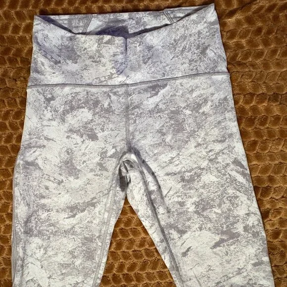 Like New Lululemon Train Times 7/8 Pant 25" Leggings White Cast Luxe Size 8 - Picture 5 of 10